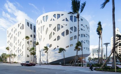 Цилиндр и куб. Белоснежный Faena Forum в Майами открыт на прошлой неделе