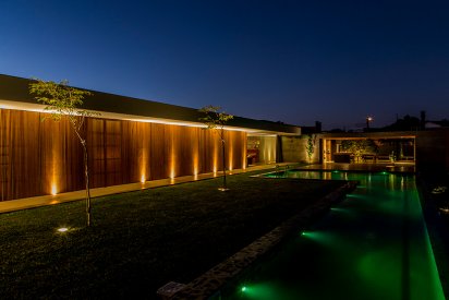 Бразильский модернизм от MF+ Arquitetos. Линейная резиденция с террасой и бассейном